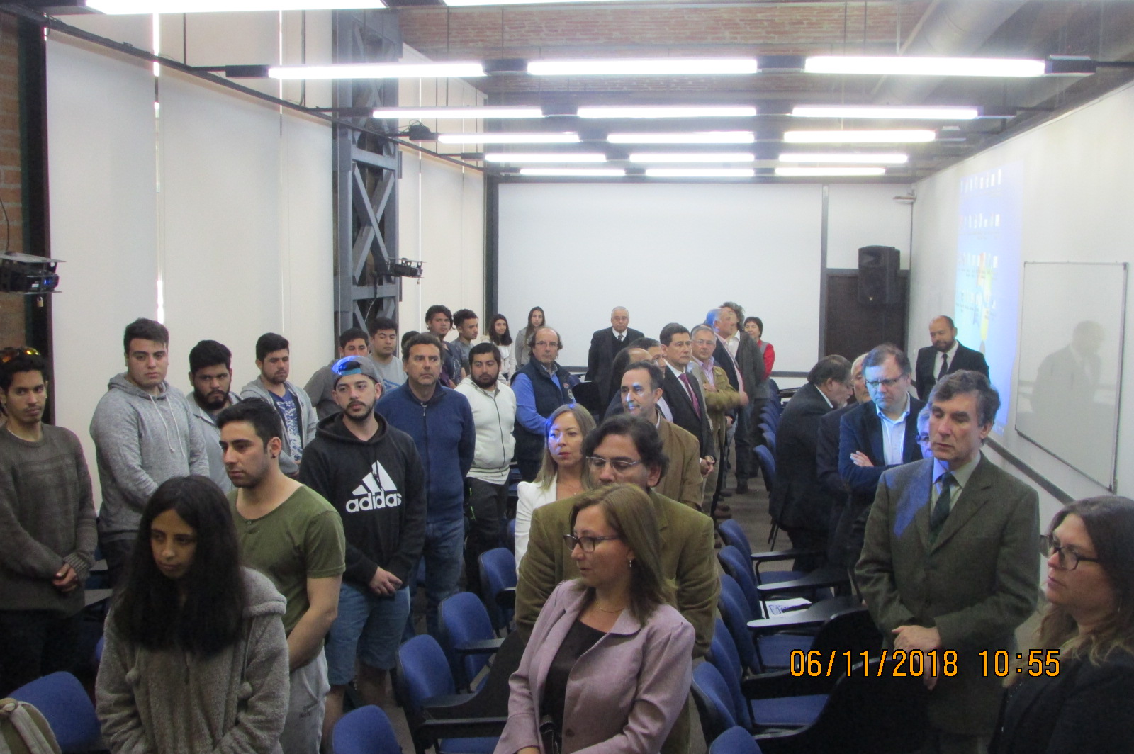 Asistentes entonando el himno de la Universidad de Valparaíso