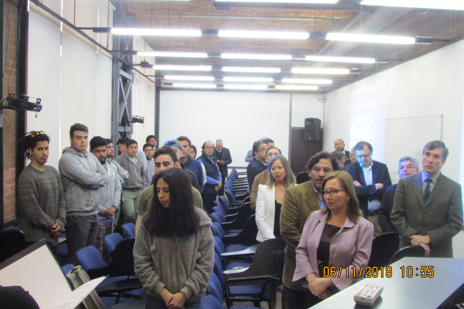 Asistentes entonando el himno de la Universidad de Valparaíso