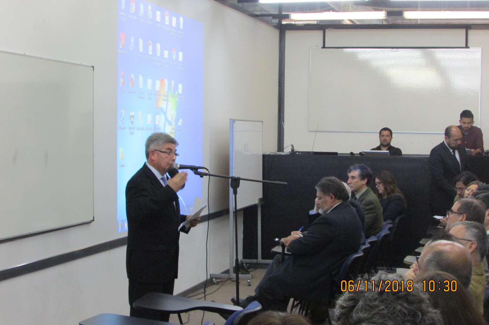 Director de Escuela profesor Uriel Padilla Carreño dando las palabras de bienvenida